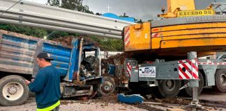 Camión torton sin frenos embiste varios vehículos en Zitácuaro; chofer queda herido