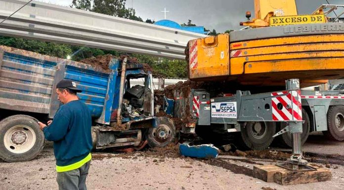 Camión torton sin frenos embiste varios vehículos en Zitácuaro; chofer queda herido