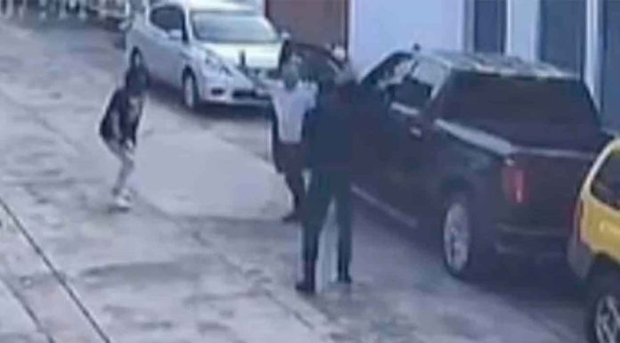 #VIDEO || Roban camioneta de la senadora Giulianna Bugarini; el momento queda grabado en video