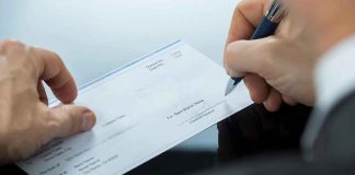 Hombre es detenido por intentar cambiar cheque falso de casi 100 mil pesos