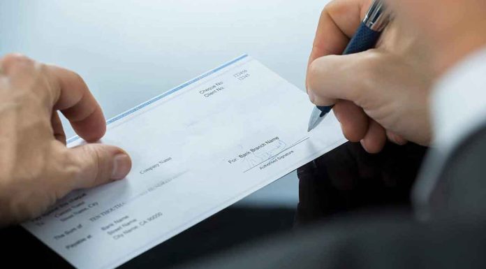 Hombre es detenido por intentar cambiar cheque falso de casi 100 mil pesos