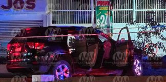 Conductor mu3re al chocar su camioneta contra la base de un semáforo, en Lázaro Cárdenas