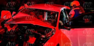 Dos heridos deja aparatoso choque en la autopista Siglo XXI
