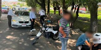 Se registra choque entre auto y moto en el Libramiento Norte de Morelia; mujer queda lastimada