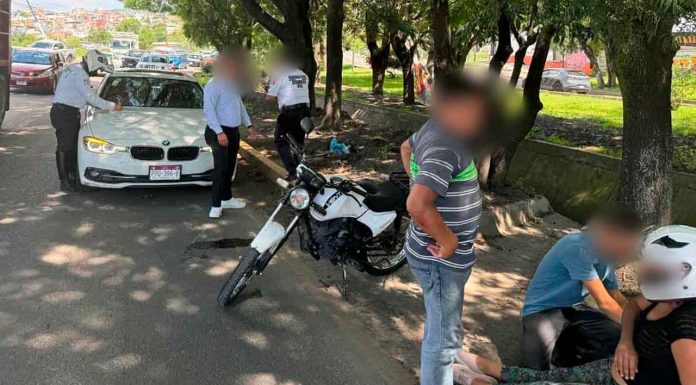 Se registra choque entre auto y moto en el Libramiento Norte de Morelia; mujer queda lastimada