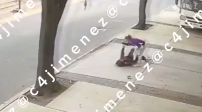 #VIDEO | #México: Mujer golpea repetidamente a una niña en plena calle “por ir tarde a la escuela”