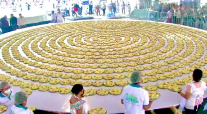 Oaxaca rompe el récord Guinness con la tlayuda más grande del mundo