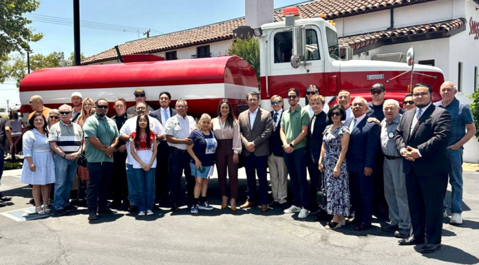 Recibe Mónica Valdez camión de bomberos gestionado en coordinación por migrantes y el Club Rotario de Fontana, California