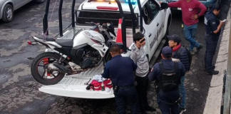 #VIDEO | Intentan robar camioneta, pero vecinos los enfrentan y detienen a uno, en Uruapan