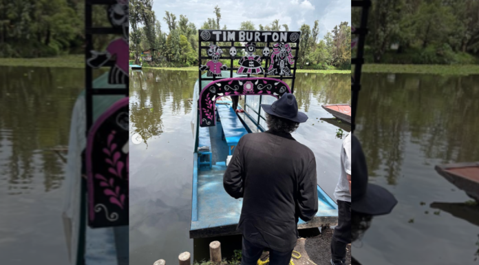 Tim Burton presume sus vacaciones por México en Xochimilco y Tepoztlán