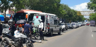 Moto es chocada por otro vehículo en la Av. Madero Poniente de Morelia; hay 2 heridos