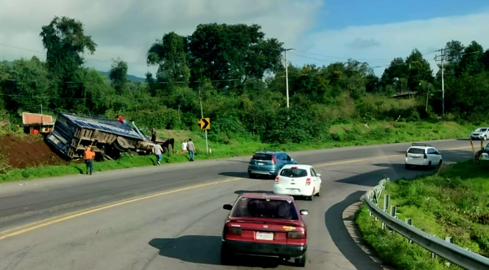 Tres heridos tras aparatoso choque-volcadura de torton y camioneta, en la “Curva del Diablo”