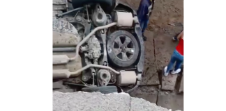 #VIDEO | Mega socavón se abre en calle de Guadalajara y caen dos autos