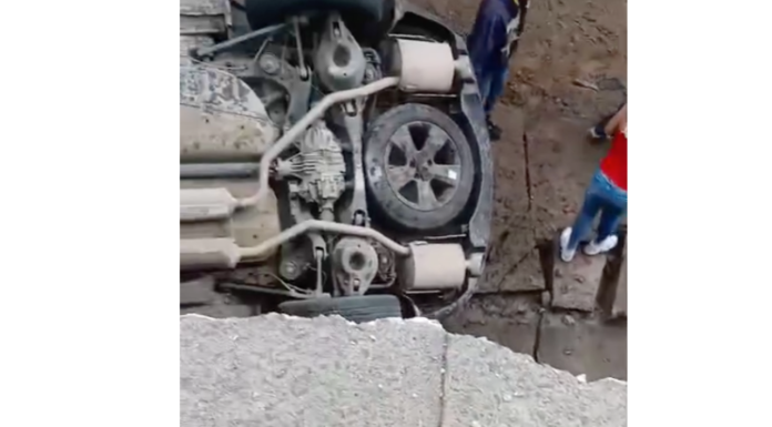 #VIDEO | Mega socavón se abre en calle de Guadalajara y caen dos autos