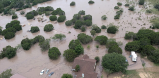 Tragedia en Texas: Van 43 muertos por inundaciones; hay 27 niñas desaparecidas