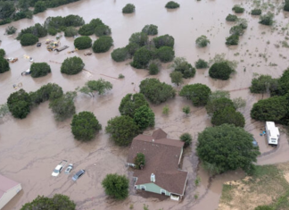 Tragedia en Texas: Van 43 muertos por inundaciones; hay 27 niñas desaparecidas