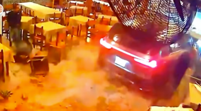 #VIDEO | Hombre se mete a restaurante con su auto para atropellar a sus amigos luego de una pelea
