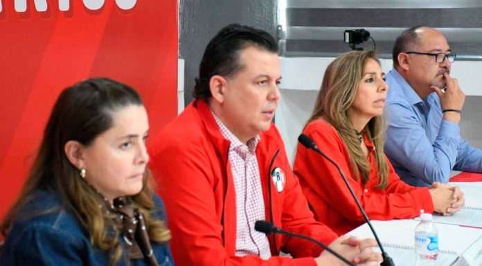 Declina Memo Valencia a favor de Torres Piña en su Aspiración por la FGE