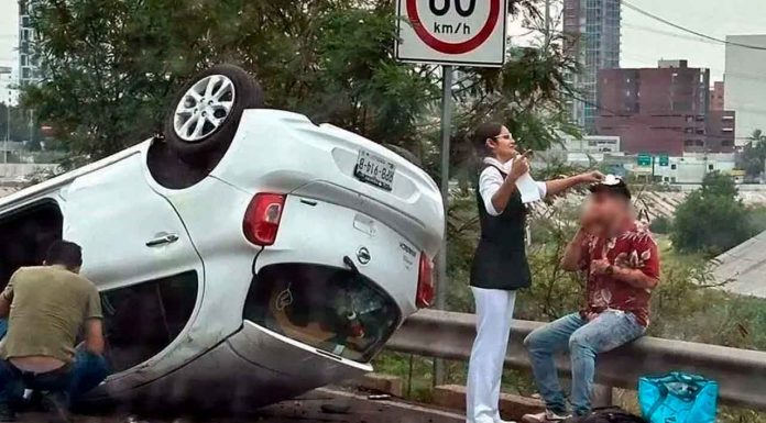 #VIDEO | El deber está en todos lados, enfermera del IMSS se detuvo a ayudar en un accidente automovilístico