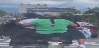#VIDEO || Familia de cuatro viaja en una motocicleta sin medidas de seguridad, ni conciencia