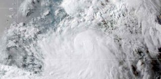 Flossie se mantiene cerca de Manzanillo, como huracán de categoría 2