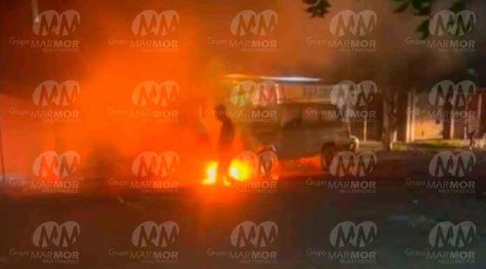 Bomberos controlan conato de incendio de Jeep clásico