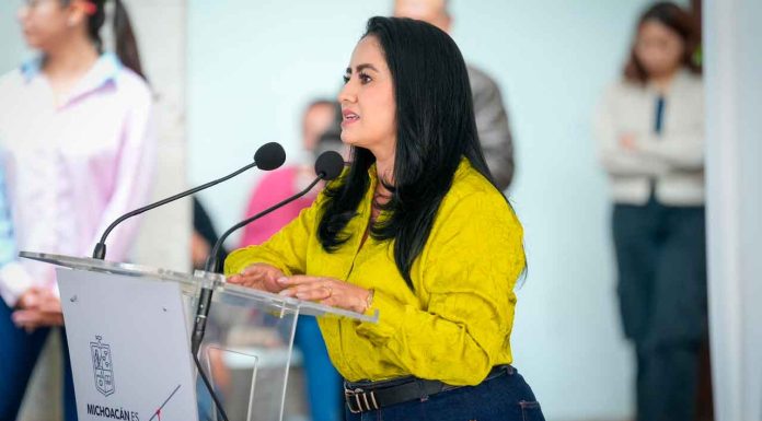 Con escrituras, Gladyz Butanda garantiza patrimonio de uruapenses