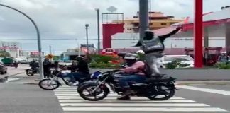 #VIDEO || Hombre regaña a motociclistas que invaden el paso peatonal