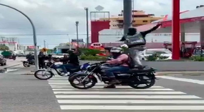 #VIDEO || Hombre regaña a motociclistas que invaden el paso peatonal