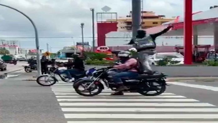 hommbre-defiende-paso-peatonal