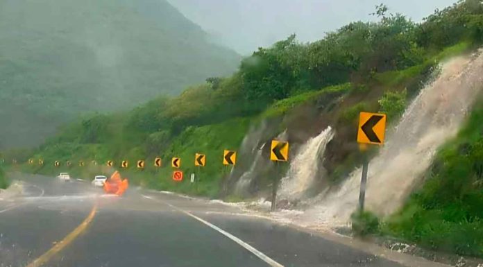 #VIDEOS | Fuertes lluvias por Huracán Flossie provocan accidentes y deslaves leves en la Siglo XXI