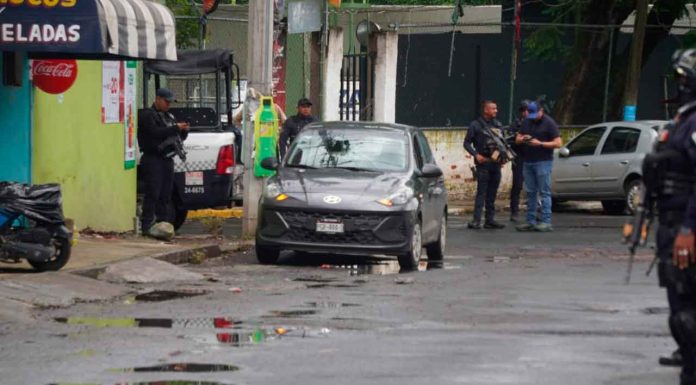 Ejecutan a vendedor de cigarros a bordo de un vehículo
