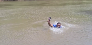 #VIDEO | Reportero se tropieza con el cuerpo de una menor en Río Brasileño mientras cubría su desaparición