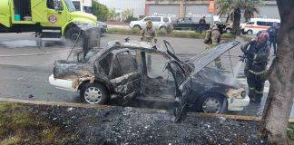 Atiende PC y Bomberos de Morelia automóvil incendiado en salida Salamanca