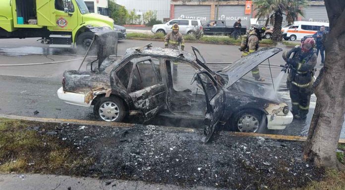 Atiende PC y Bomberos de Morelia automóvil incendiado en salida Salamanca