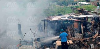 Incendio consume humilde vivienda en la colonia Bicentenario