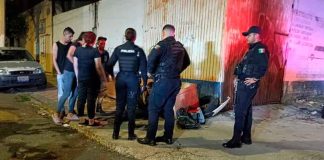 Hombre agrede a mujer con un arma en Guadalajara; ella termina en la calle con dos niños y él se lleva a un bebé