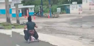 #VIDEO || Mujer sorprende pedaleando en plena carretera Xalapa-Coatepec