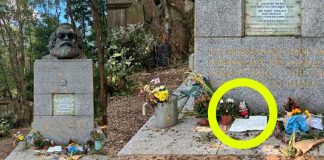 Un muñeco Labubu se vuelve tendencia global al representar al consumismo en la tumba de Karl Marx