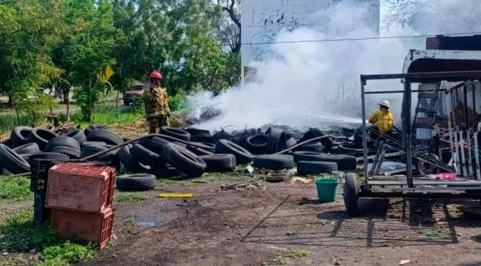 #VIDEO | Desconocido provoca incendio de llantas en Apatzingán