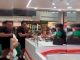 #VIDEO || Cliente hace berrinche en CDMX por precio de helado y redes lo exhiben