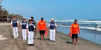 Marinos salvan a turista de morir ahogado, en Playa Azul