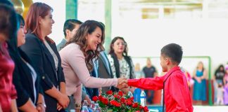 Moni Valdez, madrina de generación en distintas escuelas: reafirma su compromiso con la educación