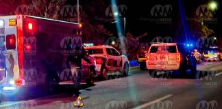 Auto cae de puente del Libramiento Norte a las vías férreas, en Morelia