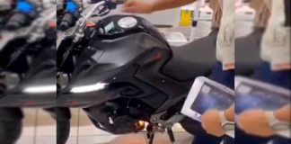 #VIDEO || ¡Moto en llamas! Vendedor en tienda departamental enciende motocicleta… y termina incendiándola