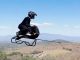 #VIDEO || La moto voladora ya no es ciencia ficción: ¡alcanza los 102 km/h y parece salida de Star Wars!
