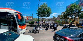 Motociclista se estrella contra autobús al poniente de Morelia
