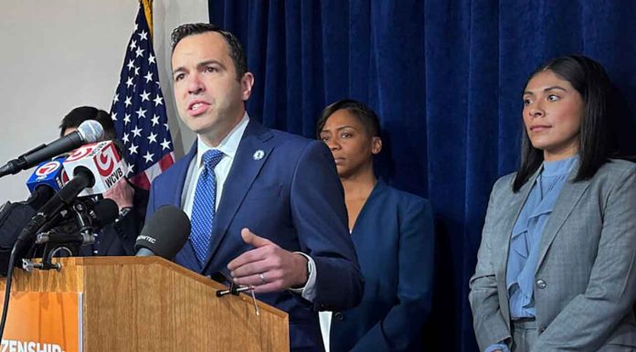 Juez Federal detiene intento de Trump de modificar ciudadanía por nacimiento