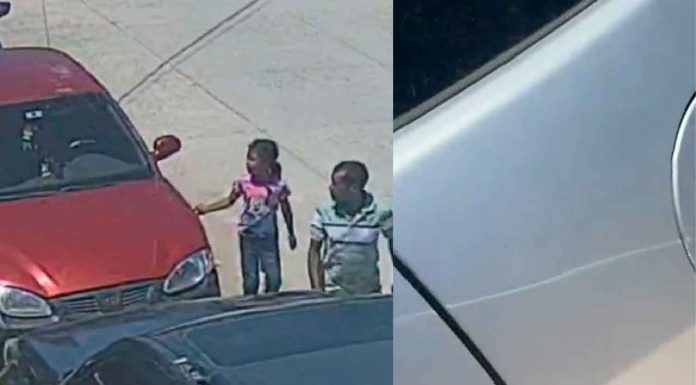 #VIDEO || Niña raya más de siete autos mientras camina con sus padres y las redes sociales estallan