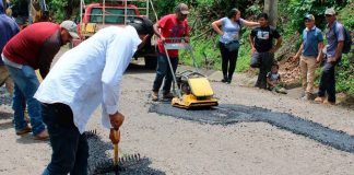 Presidente municipal de Charo, vecinos y personal del Ayuntamiento dan banderazo de inicio a obras de mantenimiento y reencarpetamiento